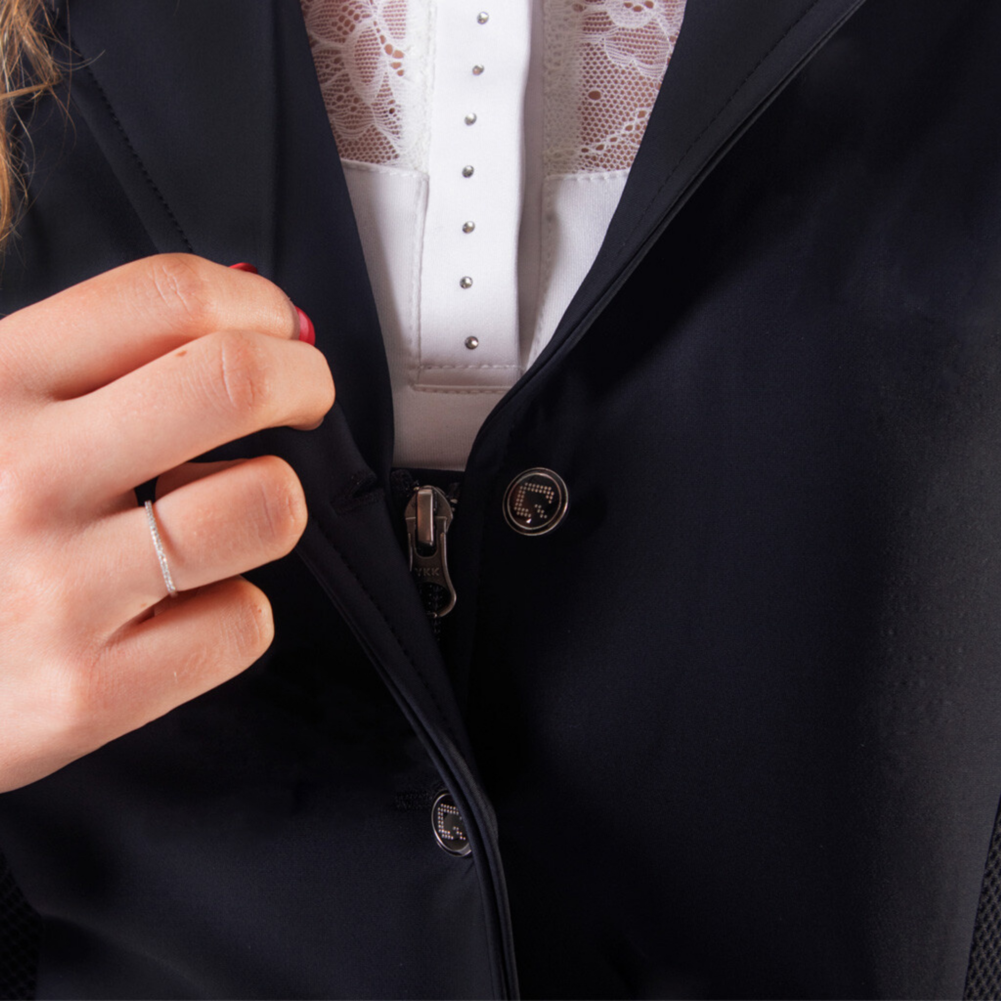 QHP Noven Showjacket - Black